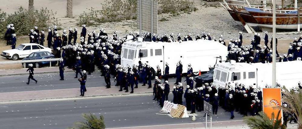 Sicherheitskräfte in Bahrain gehen gewaltsam gegen regierungskritische Demonstranten auf dem Perlenplatz in der Hauptstadt Manama vor.