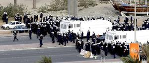 Sicherheitskräfte in Bahrain gehen gewaltsam gegen regierungskritische Demonstranten auf dem Perlenplatz in der Hauptstadt Manama vor.