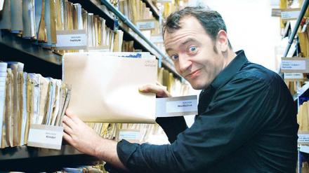 Aktenkundig. In unserem Archiv im zweiten Stock stöberte Rainald Grebe nach alten Artikeln und Fotos. Die Fundstücke will er in sein Bühnenprogramm einarbeiten.