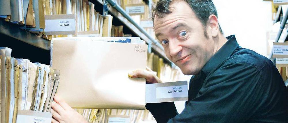 Aktenkundig. In unserem Archiv im zweiten Stock stöberte Rainald Grebe nach alten Artikeln und Fotos. Die Fundstücke will er in sein Bühnenprogramm einarbeiten.