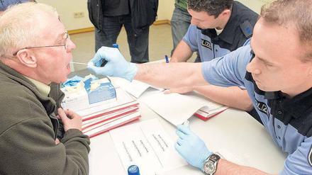 Mund auf. Die Polizei begann am Dienstag mit dem Screening. Foto: dapd