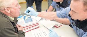 Mund auf. Die Polizei begann am Dienstag mit dem Screening. Foto: dapd