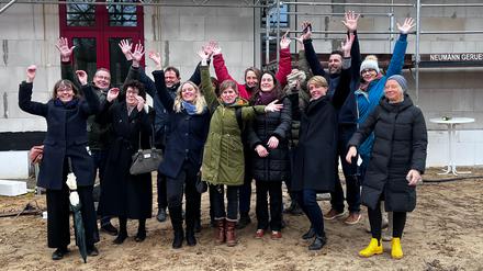 Schulleitung, Lehrerinnen, Eltern, Bezirksbürgermeisterin und Superintendet: Die Vorfreude auf das Schulleben im neuen Haus an der Ludwigsfelder Straße ist groß.