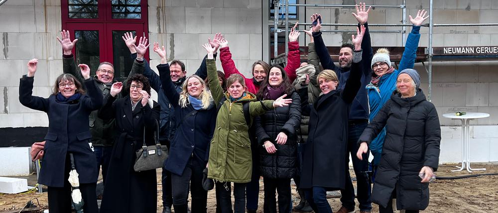 Schulleitung, Lehrerinnen, Eltern, Bezirksbürgermeisterin und Superintendet: Die Vorfreude auf das Schulleben im neuen Haus an der Ludwigsfelder Straße ist groß.