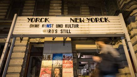Der Schriftzug Ohne Kunst und Kultur wird’s still stand während eines Lockdowns an der Fassade des Yorck Kinos in Berlin Kreuzberg.