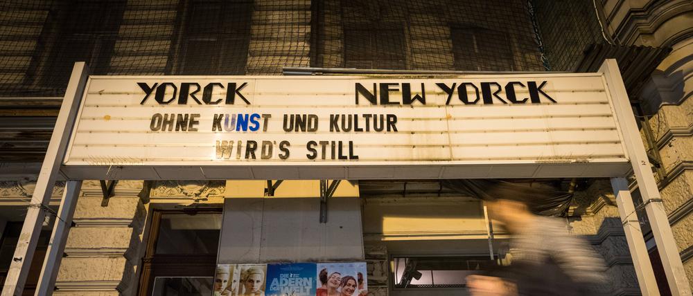 Der Schriftzug Ohne Kunst und Kultur wird’s still stand während eines Lockdowns an der Fassade des Yorck Kinos in Berlin Kreuzberg.