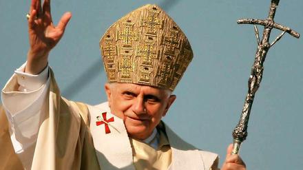 Papst Benedikt XVI. kommt zu seinem ersten offiziellen Besuch vom 22. bis 25. September nach Deutschland. Von Berlin aus reist er nach Erfurt und anschließend nach Freiburg weiter.