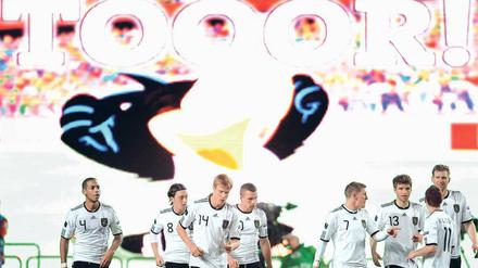 Jubel von der Videowand. Die deutsche Nationalmannschaft kam trotz eines klaren Sieges beim Publikum in Kaiserslautern nicht so gut an.