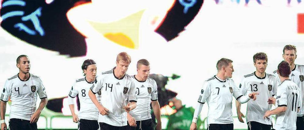 Jubel von der Videowand. Die deutsche Nationalmannschaft kam trotz eines klaren Sieges beim Publikum in Kaiserslautern nicht so gut an. 