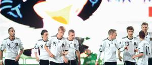 Jubel von der Videowand. Die deutsche Nationalmannschaft kam trotz eines klaren Sieges beim Publikum in Kaiserslautern nicht so gut an. 