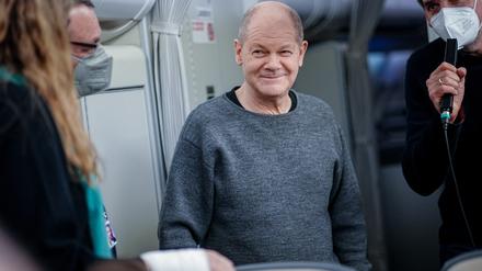 Gemütlich im Flieger. auf dem, Weg zum US-Präsidenten schont Bundeskanzler Olaf Scholz sein Hemd und bekommt dafür zusätzliche Aufmerksamkeit geschenkt.