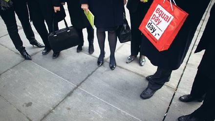 Für gleichen Lohn. Noch verdienen Managerinnen mit Hochschulabschluss 22 Prozent weniger als ihre männlichen Kollegen. Die Initiative Equal Pay Day will das endlich ändern. Foto: Reuters