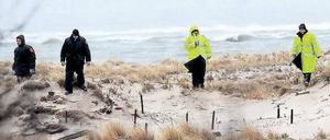 Grausige Suche. Polizeikadetten suchen am Strand in der Nähe der Wohnanlage Oak Beach auf Long Island nach weiteren Opfern eines Serienmörders. Acht Leichen wurden bisher geborgen, die letzten drei am Montagabend. Bei allen handelt es sich um junge Frauen. Der Täter hatte sie in Sackleinen verpackt und im dichten Gebüsch der Strände Gilgo und Oak Beach versteckt. Foto: Andrew Gombert/dpa