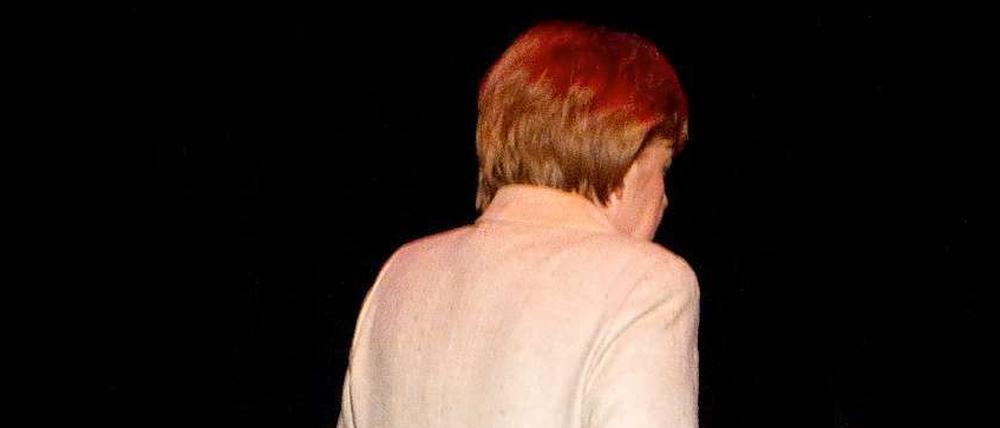 Einmal zu oft umgedreht: Angela Merkel, hier beim Rückzug vom Podium nach ihrem Auftritt bei der "Hannover Messe" (mit Krücken nach einer Knieverletzung), erodiert den Markenkern der CDU.