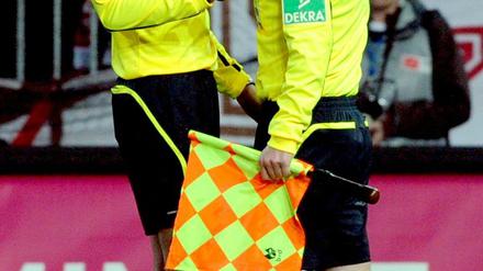 Der Schiedsrichter-Assistent Thorsten Schiffner (r.) wurde von einem Bierbecher getroffen.