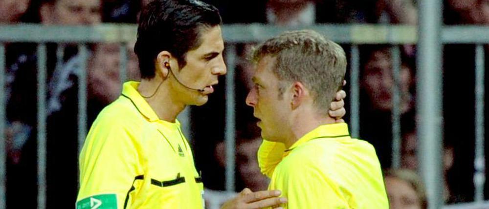 Der Schiedsrichter-Assistent Thorsten Schiffner (r.) wurde von einem Bierbecher getroffen.