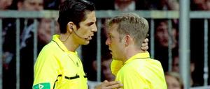Der Schiedsrichter-Assistent Thorsten Schiffner (r.) wurde von einem Bierbecher getroffen.