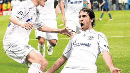 Endlich mal aufjubeln. Raúl (rechts) und seine Schalker Mitspieler litten lange unter Magaths Alleinherrschaft – seit dem Trainerwechsel wirken sie wie befreit. Foto: firo