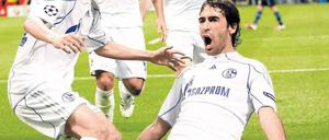 Endlich mal aufjubeln. Raúl (rechts) und seine Schalker Mitspieler litten lange unter Magaths Alleinherrschaft – seit dem Trainerwechsel wirken sie wie befreit. Foto: firo