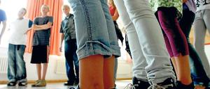 Im Wartestand. Berlins Schulwesen kommt nicht zur Ruhe. In diesen Tagen gehen die Bescheide raus, mit denen den künftigen Siebtklässlern Schulplätze zugewiesen werden. Das Losverfahren soll gerechter sein und für bessere soziale Durchmischung sorgen. Erst einmal hat es aber den Schulämtern eine Menge Arbeit gebracht. 