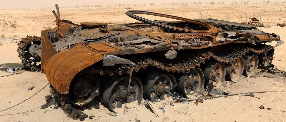Panzerwrack in der Nähe von Adschdabija. In Libyen werden immer mehr Rebellen bei Nato-Einsätzen getötet.