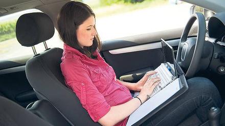 Das Auto als Zweitbüro. Verkäufer sind oft unterwegs und müssen für ihre Kunden immer erreichbar sein. Im Gegenzug bietet der Job aber viele Freiheiten. Foto: Fotolia