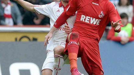 Am Ende einen Schritt vorn: Milivoje Novakovic (hier im Zweikampf mit Juri Judt) und der 1. FC Köln.