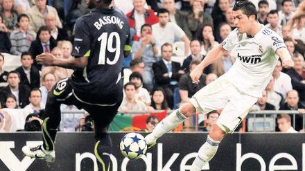 Gut gegelt ist halb gewonnen. Cristiano Ronaldo (r.) erzielt das 4:0 für Real Madrid, Tottenhams Sébastien Bassong kann es nicht mehr verhindern. Foto: Reuters