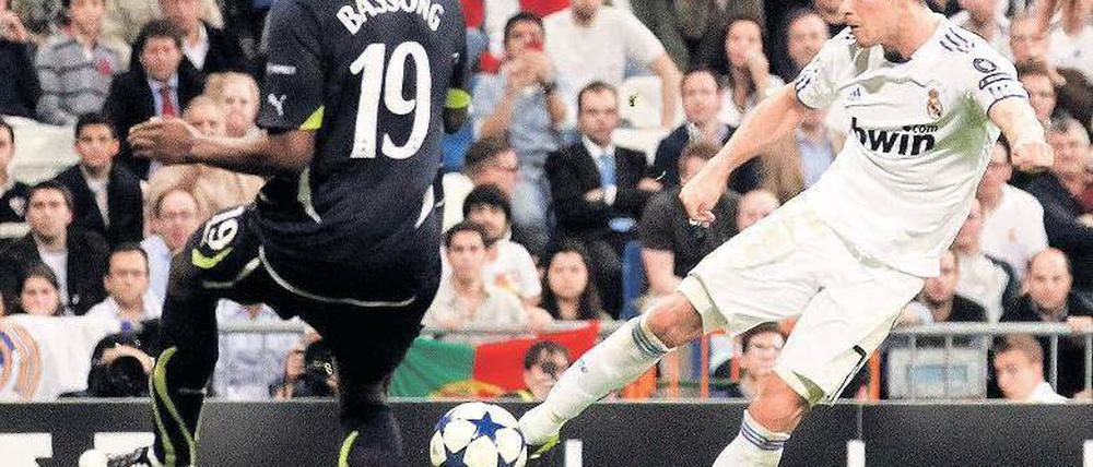 Gut gegelt ist halb gewonnen. Cristiano Ronaldo (r.) erzielt das 4:0 für Real Madrid, Tottenhams Sébastien Bassong kann es nicht mehr verhindern. Foto: Reuters
