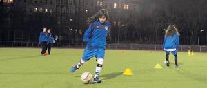 Der große Traum von der Nationalmannschaft. Die Spielerinnen der U15-Mannschaft von Türkiyemspor beim Training. Sie sind zwischen 13 und 15 Jahren alt. 