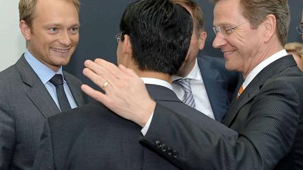 Wer wird denn nun der Nachfolger von dem Mann rechts? Generalsekretär Christian Lindner (links), Gesundheitsminister Philipp Rösler (Rückansicht), der verdeckte Unbekannte oder jemand ganz Anderes? Die FDP hält sich noch bedeckt.