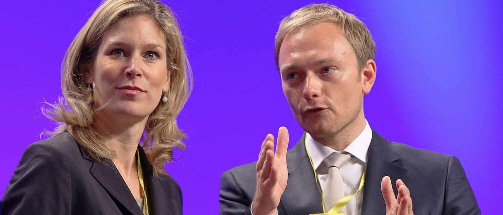 Die Europaabgeordnete Silvana Koch-Mehrin und der FDP-Generalsekretär Christian Lindner sprechen am Samstag (24.04.2010) in Köln auf dem FDP-Parteitag miteinander. Der Bundesparteitag der FDP findet vom 24. bis 25. April 2010 in Köln statt.