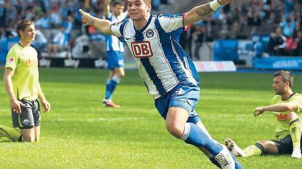 Ob Fliegen wirklich schöner ist? Pierre-Michel Lasogga feiert seinen Treffer zum 1:0. Es war bereits das zehnte Saisontor des 19 Jahre alten Hertha-Stürmers. Foto: Boris Streubel