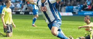 Ob Fliegen wirklich schöner ist? Pierre-Michel Lasogga feiert seinen Treffer zum 1:0. Es war bereits das zehnte Saisontor des 19 Jahre alten Hertha-Stürmers. Foto: Boris Streubel