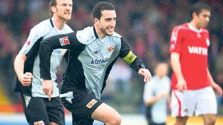 Wasserspaß. Im niederrheinischen Regen feiert Ahmed Madouni (vorne) sein 1:0 für den 1. FC Union in Oberhausen. Dominic Peitz (im Hintergrund) traf zum 2:0. Foto: dpa