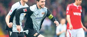 Wasserspaß. Im niederrheinischen Regen feiert Ahmed Madouni (vorne) sein 1:0 für den 1. FC Union in Oberhausen. Dominic Peitz (im Hintergrund) traf zum 2:0. Foto: dpa