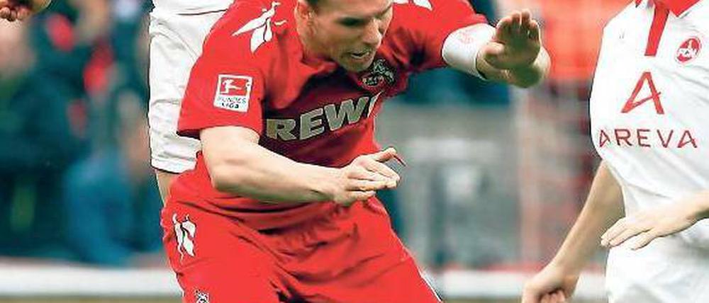 Luftkampf. Nürnbergs Wollscheid setzt sich hier gegen Podolski durch. Foto: dapd