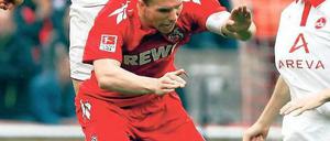 Luftkampf. Nürnbergs Wollscheid setzt sich hier gegen Podolski durch. Foto: dapd