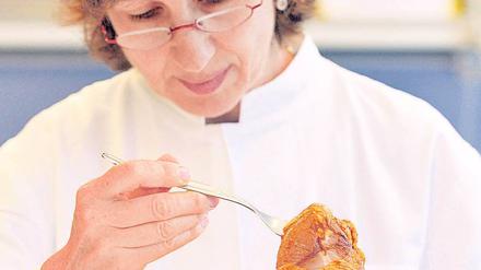 Genau hingeguckt. Die Kontrollen müssen sorgfältig durchgeführt werden. Zum Jobprofil gehören Durchsetzungskraft und räumliches Denken. Foto: dpa