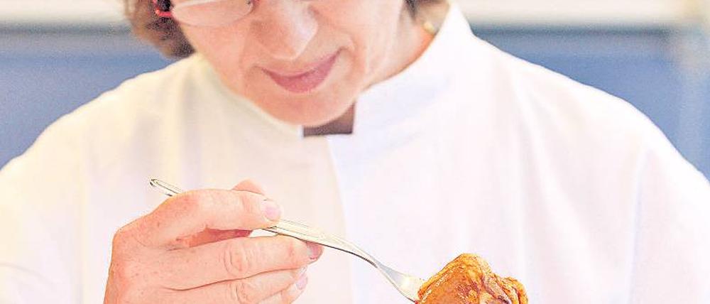 Genau hingeguckt. Die Kontrollen müssen sorgfältig durchgeführt werden. Zum Jobprofil gehören Durchsetzungskraft und räumliches Denken. Foto: dpa