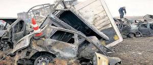 Ausgebrannt. Rot-weiße Verkehrskegel markieren die Autos mit den Todesopfern, die erst später geborgen wurden. Foto: Imago