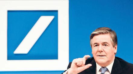 „In Absprache mit Herrn Dr. Ackermann“ – so lud Angela Merkel zum Abendessen. Der Geehrte, hier bei der Pressekonferenz der Deutschen Bank zur Bilanz 2010 im Februar, schwärmte später von einem „wunderschönen Abend“ im achten Stock des Kanzleramts.