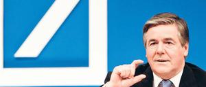 „In Absprache mit Herrn Dr. Ackermann“ – so lud Angela Merkel zum Abendessen. Der Geehrte, hier bei der Pressekonferenz der Deutschen Bank zur Bilanz 2010 im Februar, schwärmte später von einem „wunderschönen Abend“ im achten Stock des Kanzleramts. 