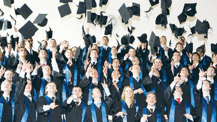 Hut ab. Der Master muss nicht zwangsläufig auf den Bachelorabschluss folgen. Hochschulen beobachten die Tendenz, dass Absolventen erst nach einigen Berufsjahren wieder an die Uni zurück kehren. Auch ältere Mitarbeiter nehmen die Angebote berufsbegleitender Masterstudiengänge wahr. Arbeitgeber unterstützen das Vorhaben meist – um die Angestellten im Unternehmen zu halten. Foto: dpa