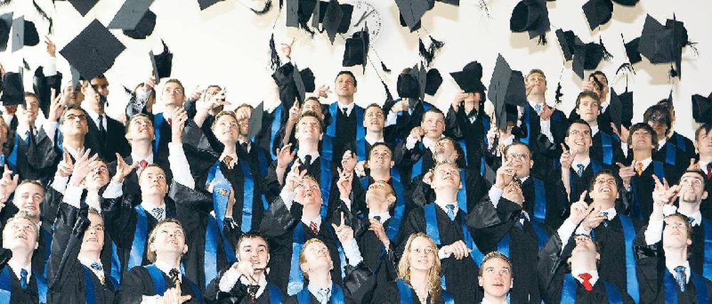 Hut ab. Der Master muss nicht zwangsläufig auf den Bachelorabschluss folgen. Hochschulen beobachten die Tendenz, dass Absolventen erst nach einigen Berufsjahren wieder an die Uni zurück kehren. Auch ältere Mitarbeiter nehmen die Angebote berufsbegleitender Masterstudiengänge wahr. Arbeitgeber unterstützen das Vorhaben meist – um die Angestellten im Unternehmen zu halten. Foto: dpa