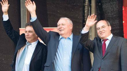Nichts gewonnen. Klaus Ernst, Oskar Lafontaine und Gregor Gysi (von links) als Wahlkämpfer in Mainz. Nach der Niederlage hält sich der Ex-Vorsitzende als Reserve bereit.