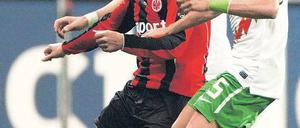 Doppelte Manndeckung. Frankfurts Tzavellas wird von den Bremern Fritz (l.) und Wesley (r.) in die Zange genommen. Foto: dpa