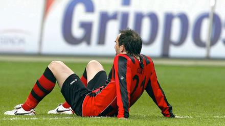 Der Frankfurter Theofanis Gekas sitzt nach dem 1:1 enttäuscht auf dem Rasen.
