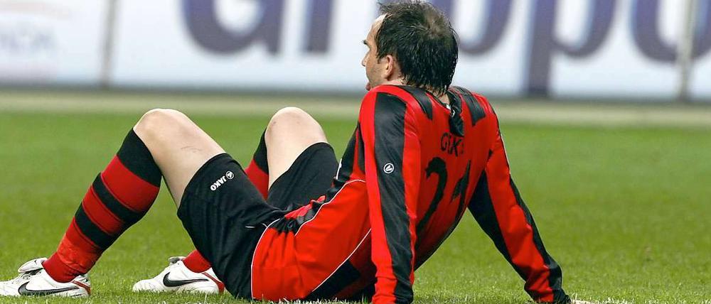 Der Frankfurter Theofanis Gekas sitzt nach dem 1:1 enttäuscht auf dem Rasen.