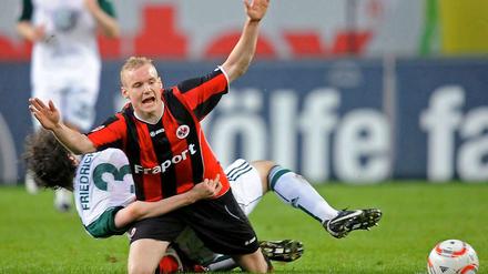 Kampf im Kellergeschoss der Liga: Wolfsburgs Arne Friedrich ringt Sebastian Rode nieder - und fliegt wenig später mit Gelb-Rot vom Platz.